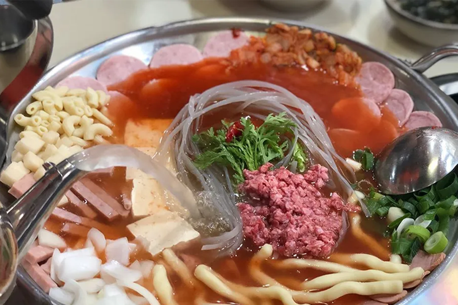 韓國一鍋湯，大家共享鍋的方式，象徵韓國人的集體飲食文化。