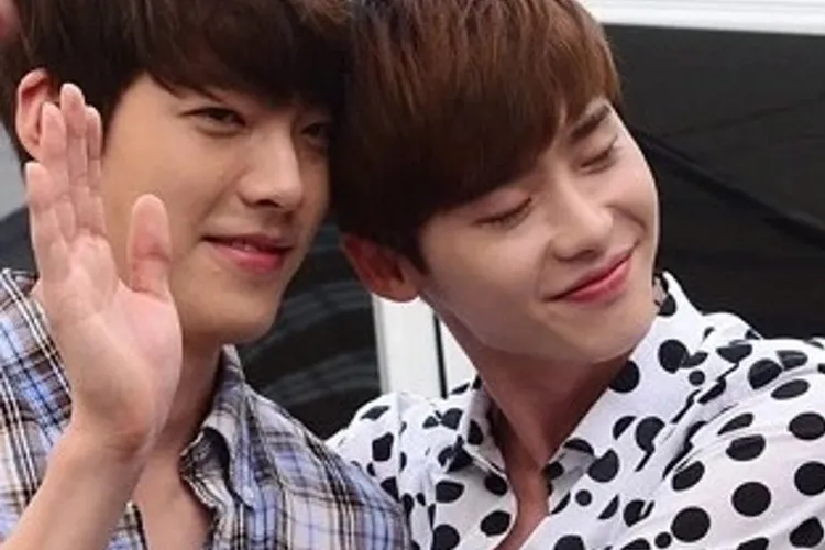 Two people showing platonic affection, highlighting Korean cultural aspects of skinship and closeness in friendships.