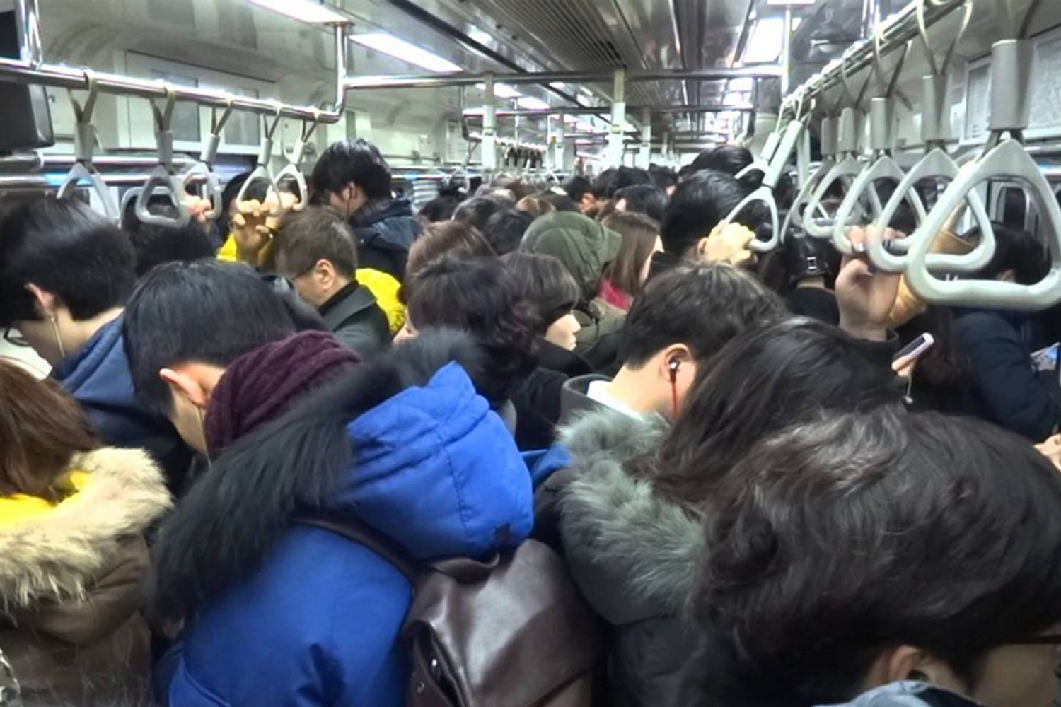 擁擠的地鐵畫面，可能指韓國的私人空間受到侵犯。