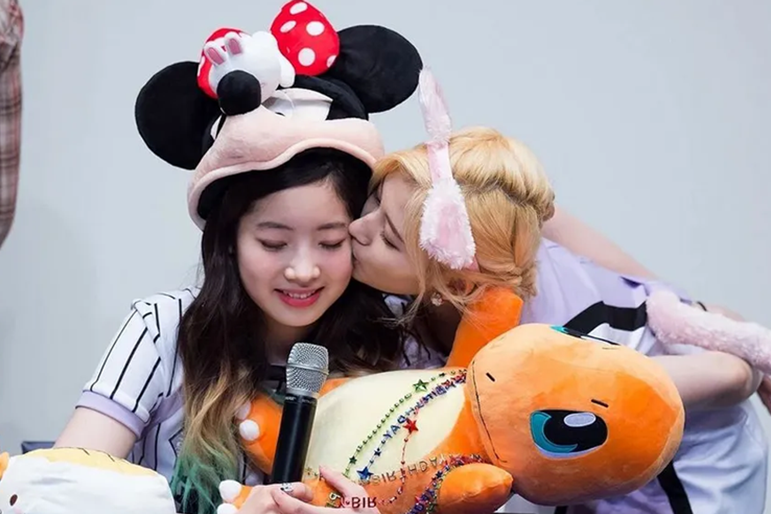 韓國女孩們的親密合影，展示韓國文化中的友情和親密感。