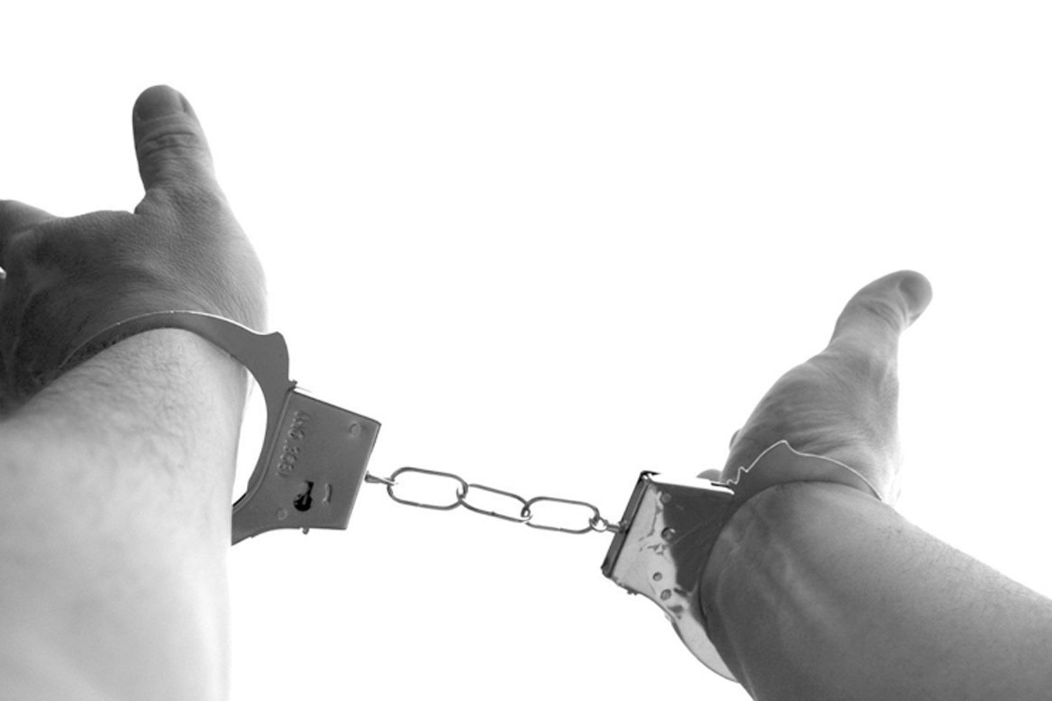 手銬象徵著約束和束縛，可能指韓國文化中的情感勒索。