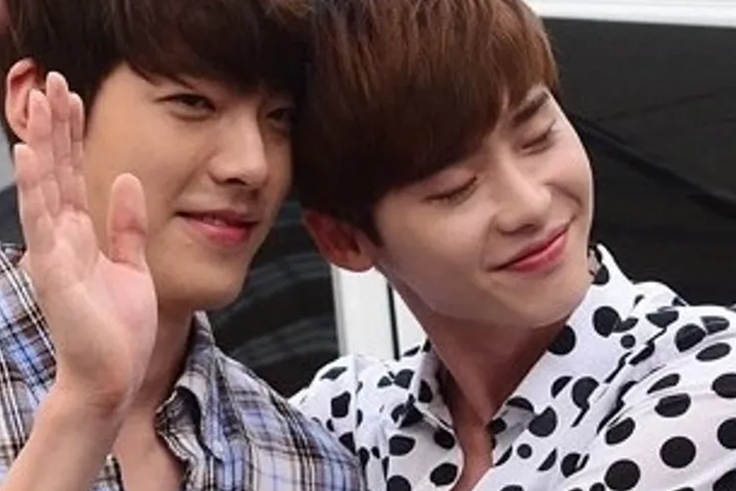 韓國人在表達親密和友情時的姿勢，象徵友情的親密接觸。