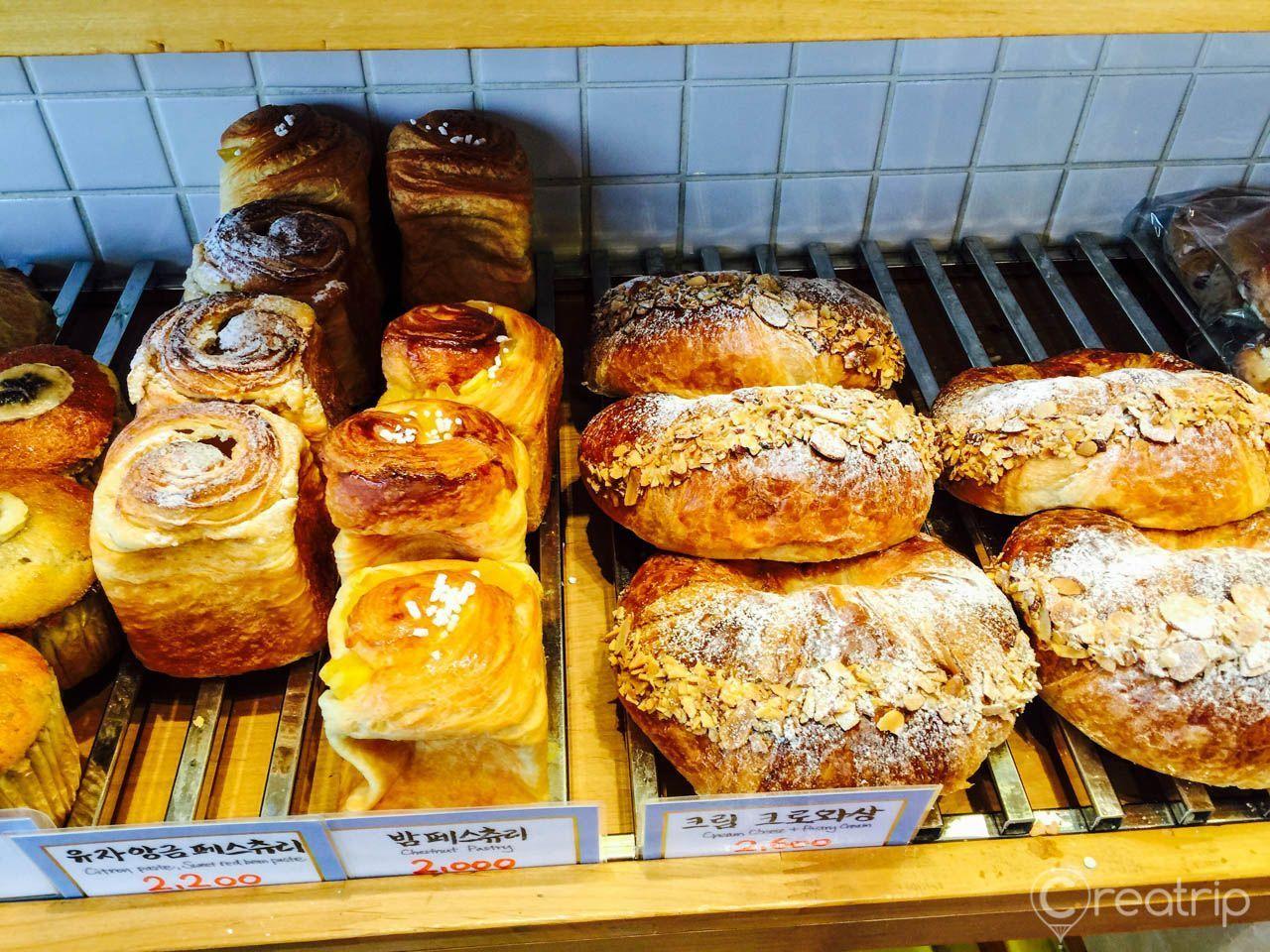 ソウルで人気のベーカリー、さまざまな種類の美味しいパンが並べられている店内の画像