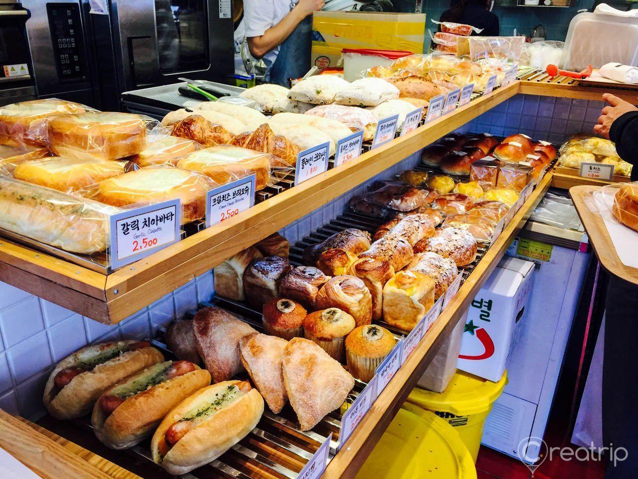 ソウルのベーカリー店で販売されているカラフルなパンの画像