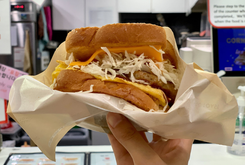 イサックトーストのメニュー、チーズと野菜たっぷりの美味しそうなトーストの画像