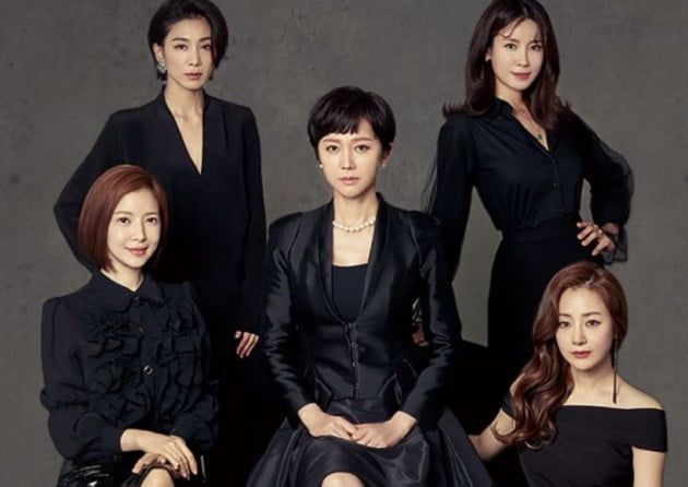 ภาพถ่ายของกลุ่มคนสวมชุดทางการ โดยใบหน้าเบลอ เป็นตัวแทนแนวคิดเรื่องความกดดันในวัฒนธรรมองค์กรและการแสดงตนตามที่คาดหวังในสังคมเกาหลี