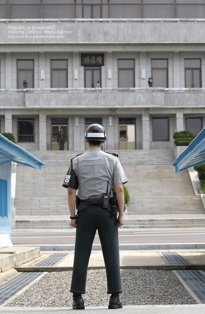 在板門店的共同警備區（JSA）中，一名韓國士兵背對著攝影機，象徵著南北韓間的緊張與秩序的維持。