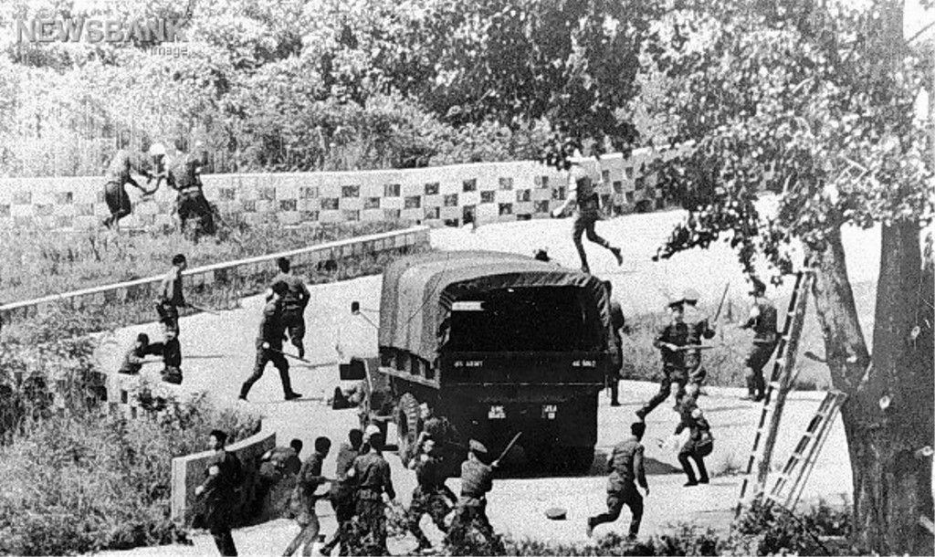 歷史圖片顯示板門店斧頭事件，韓國和聯合國士兵在邊界發生的衝突，背景是激烈的軍事對峙。