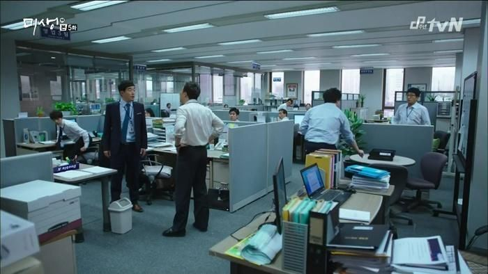 韓國大型辦公室場景，員工們在各自的位置上忙碌，反映出韓國企業的現代工作文化，《未生》場面。