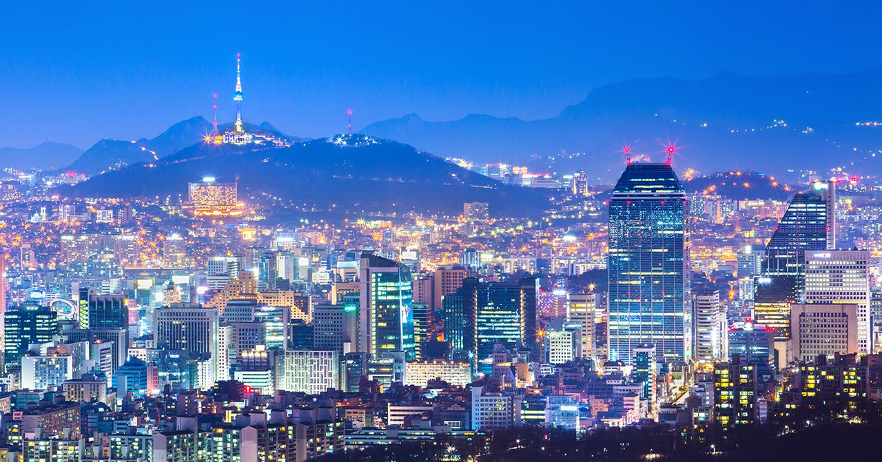 夜色中的首尔城市风景，显示了韩国城市化进程和现代生活的活力。