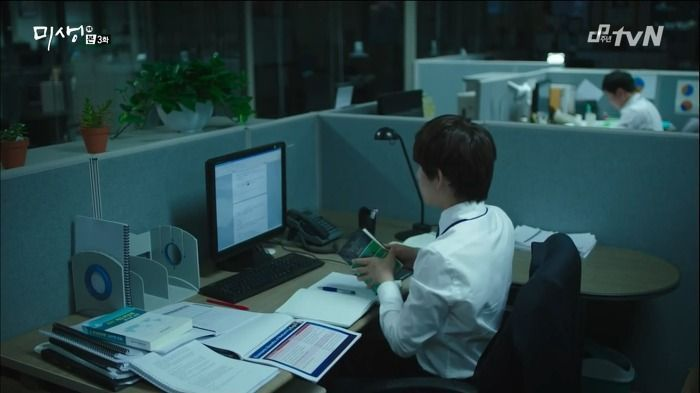 韓國辦公室內，一名員工深夜加班，桌上擺滿資料，形成加班文化的典型例子，《未生》劇中場景。