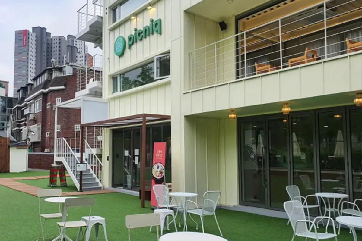 서울 마포구にある「picniq」カフェの外観、広々としたテラスを備えている。