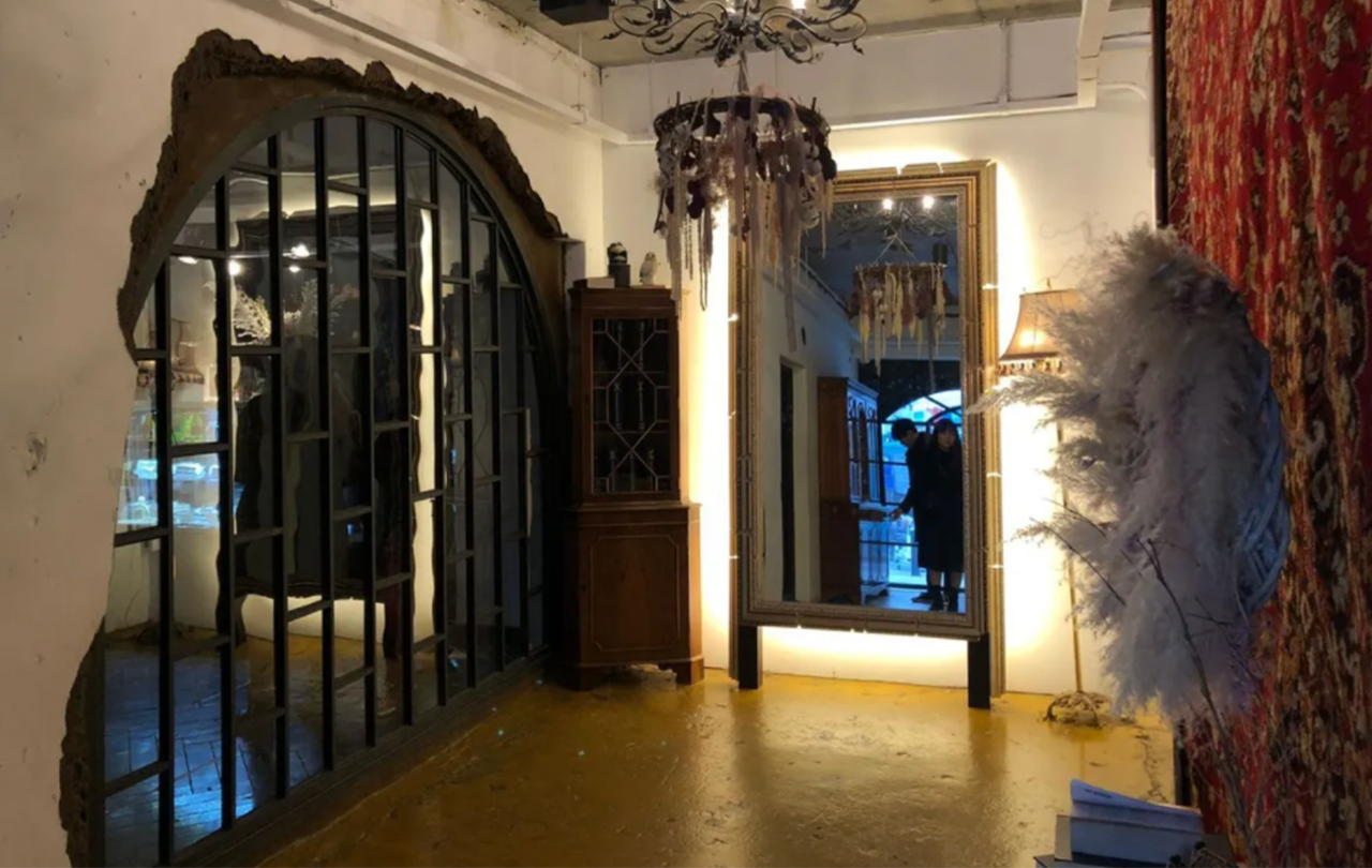 Enchanting interior of 943 King's Cross cafe, adorned with Harry Potter themed decorations and ambiance.