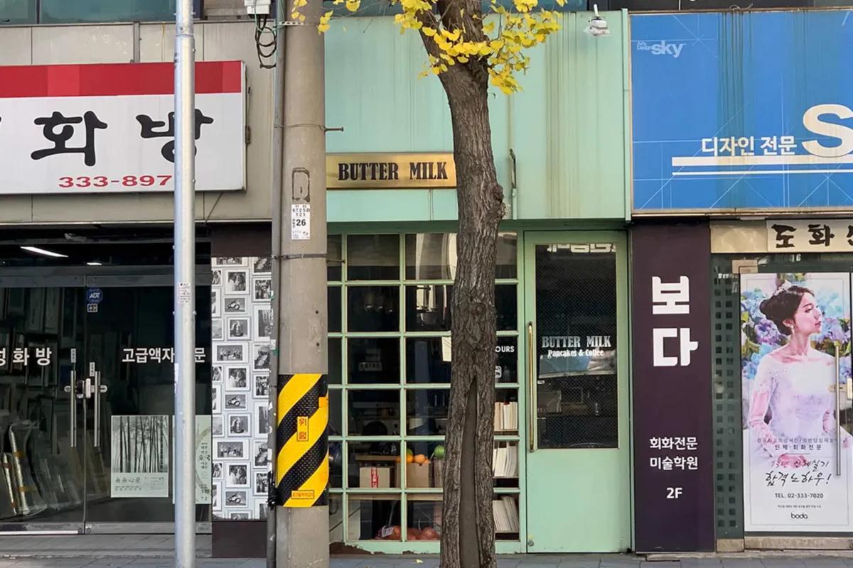 「Butter Milk」カフェで提供されるパンケーキとサラダのブランチセット。