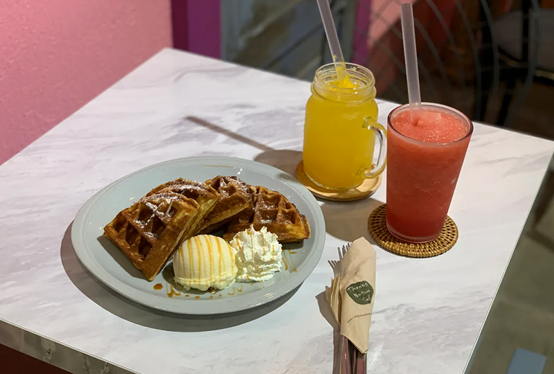 đồ uống và bánh ở Thanks Nature Cafe - Tổng hợp các trải nghiệm thú vị ở Hongdae, Seoul bạn không nên bỏ lỡ