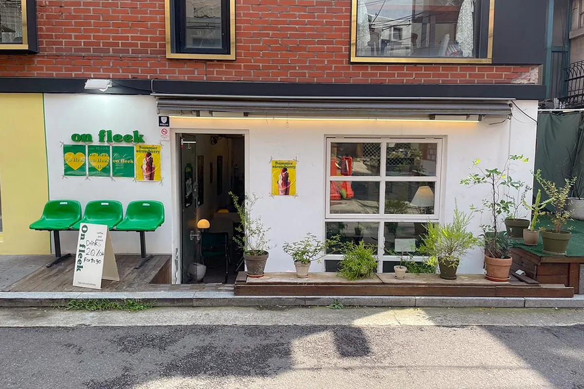 서울 마포구の延南洞にある「on fleek」カフェの外観。シンプルでミニマムなデザインが特徴的。
