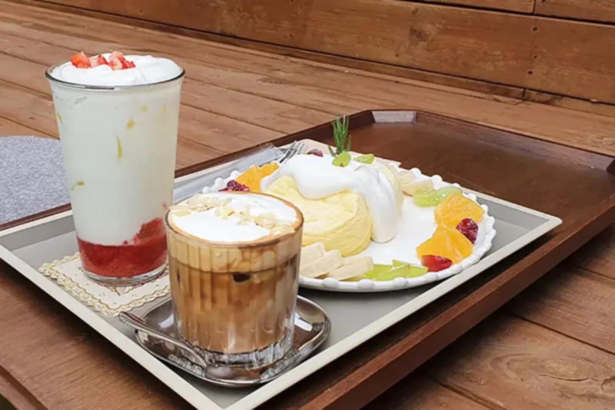 「picniq」カフェで提供されるドリンクとフルーツパンケーキのセット物。