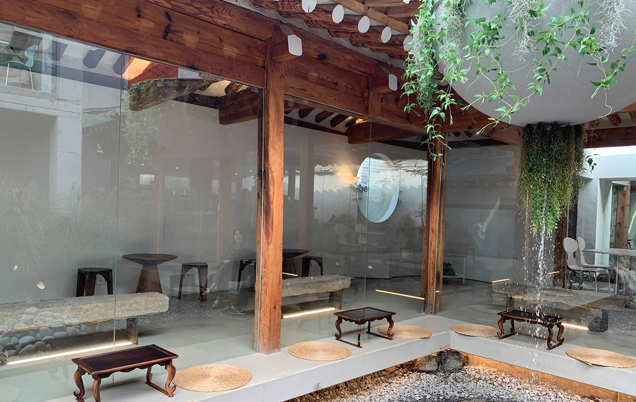 Tranquil garden seating at Shinidoga cafe, with wooden furniture that blends traditional and contemporary elements.