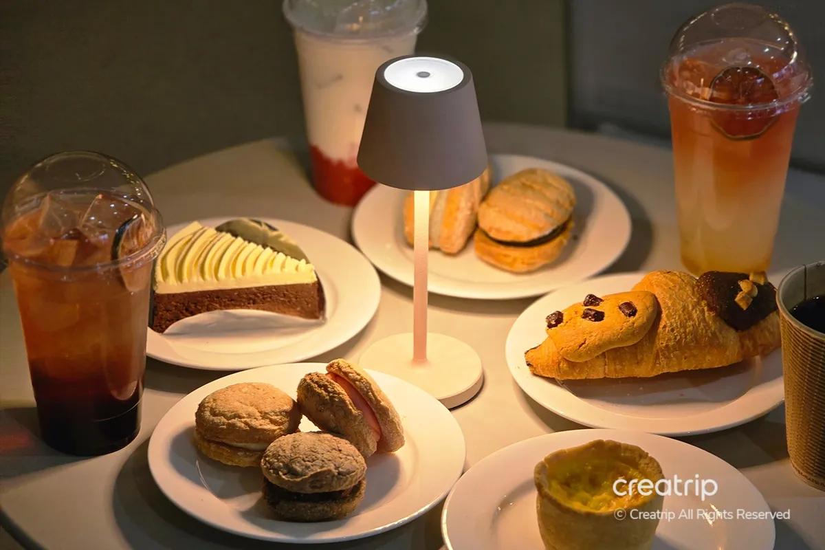 서울 마포구で提供されるㅎㄷカフェの多様なデザートとドリンクがテーブルに並べられている様子。