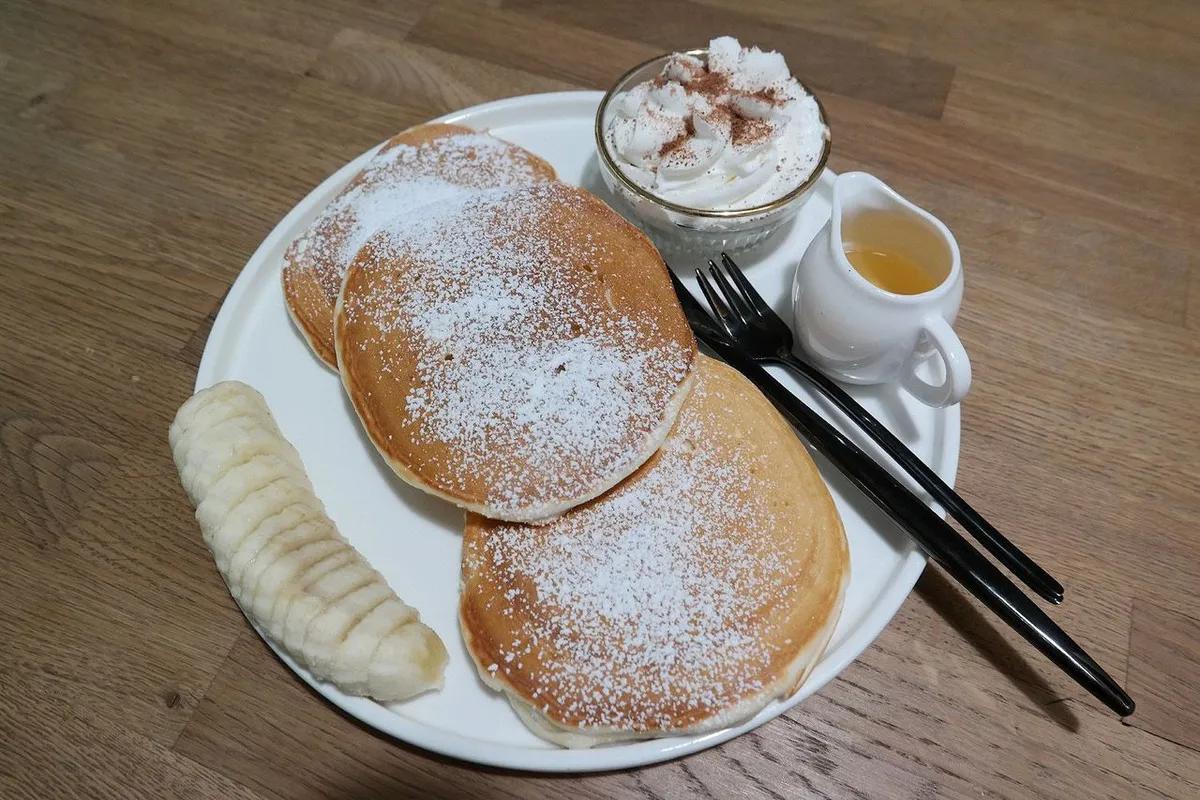 「アンニョン、ナッソンサ람」カフェで提供される懐かしいパンケーキのセット。