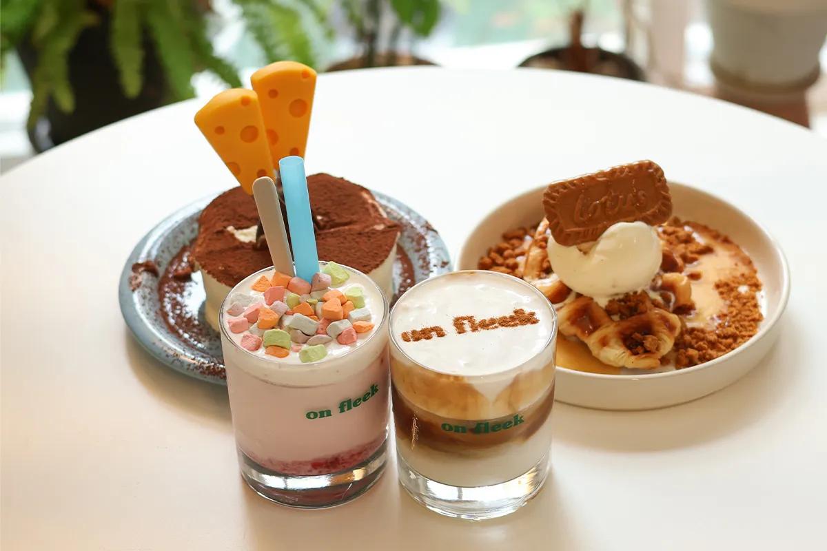 「on fleek」カフェで提供されるカラフルなドリンクとスイーツの一例。