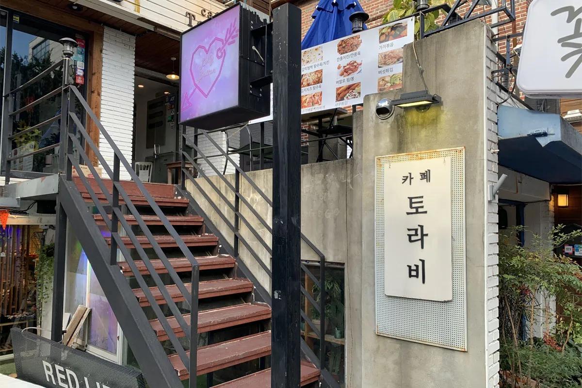 카페トラビで人気のニュージーランドの伝統スイーツ、パブロバがプレートで提供されている様子。