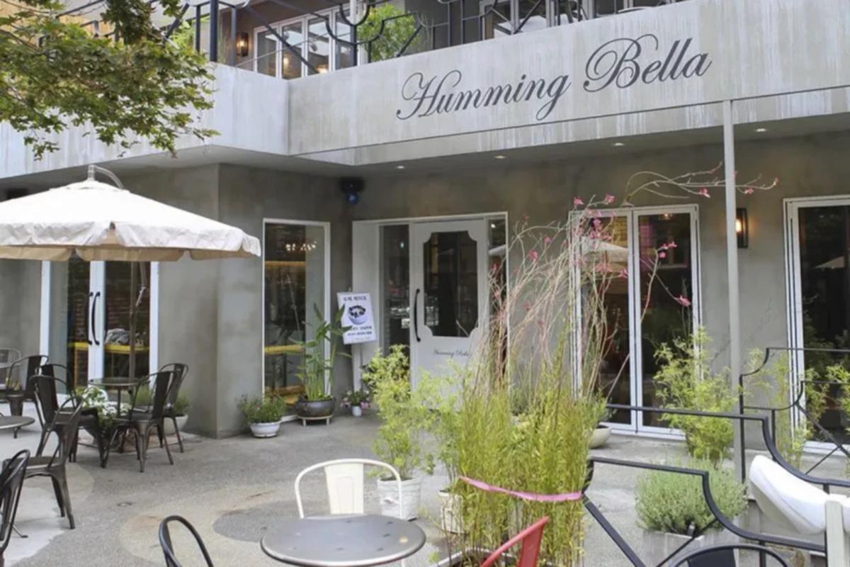 서울 마포구にある「허밍벨라」のカフェ外観。