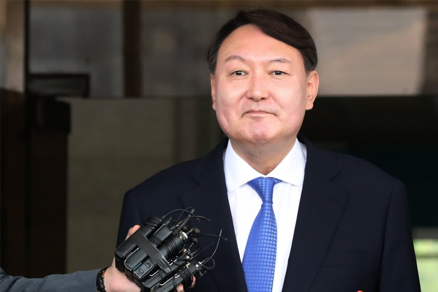 模糊面孔的演讲者在做关于年龄计算方法的详细说明，背景图上是多个涉及年龄的法律和社会影响的标志。