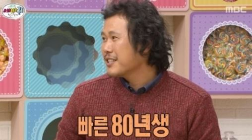 模糊人像的嘉宾在节目中解释韩国人如何应对不同时期出生的人被分为早年生的文化习俗。