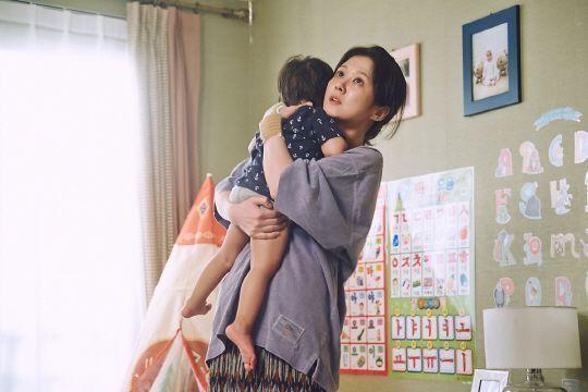 Scene from Korean drama showing parenting struggles, emphasizing emotional aspects of raising children.