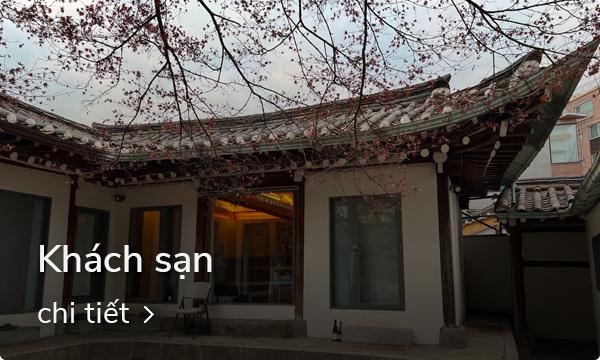 Hình ảnh hiểu thị các gian hàng nhỏ và đồ lưu niệm độc đáo phía trong khu vực phố Seochon, nổi bật nét văn hoá địa phương nguyên bản.