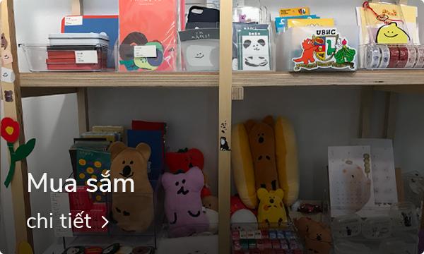 Khung cảnh sống động của Seochon với lượt khách tham quan, cận kề cung điện Gyeongbokgung, biểu tượng của văn hóa và lịch sử Hàn Quốc.