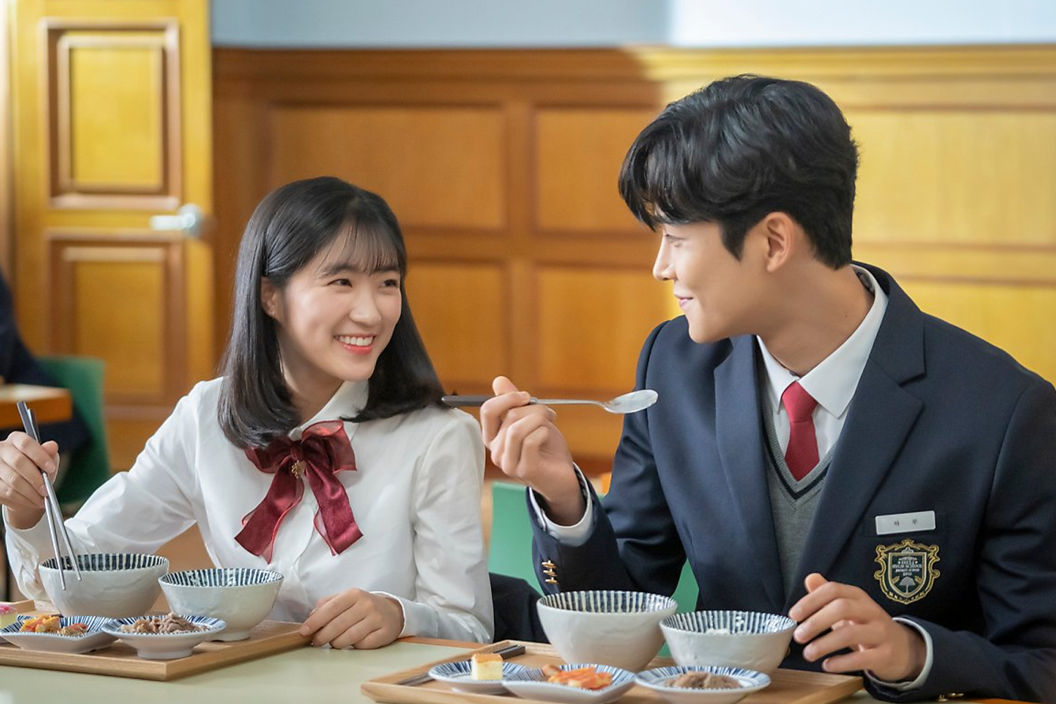 香港的一名韓國學生在穿著漂亮和時尚的韓服校服。