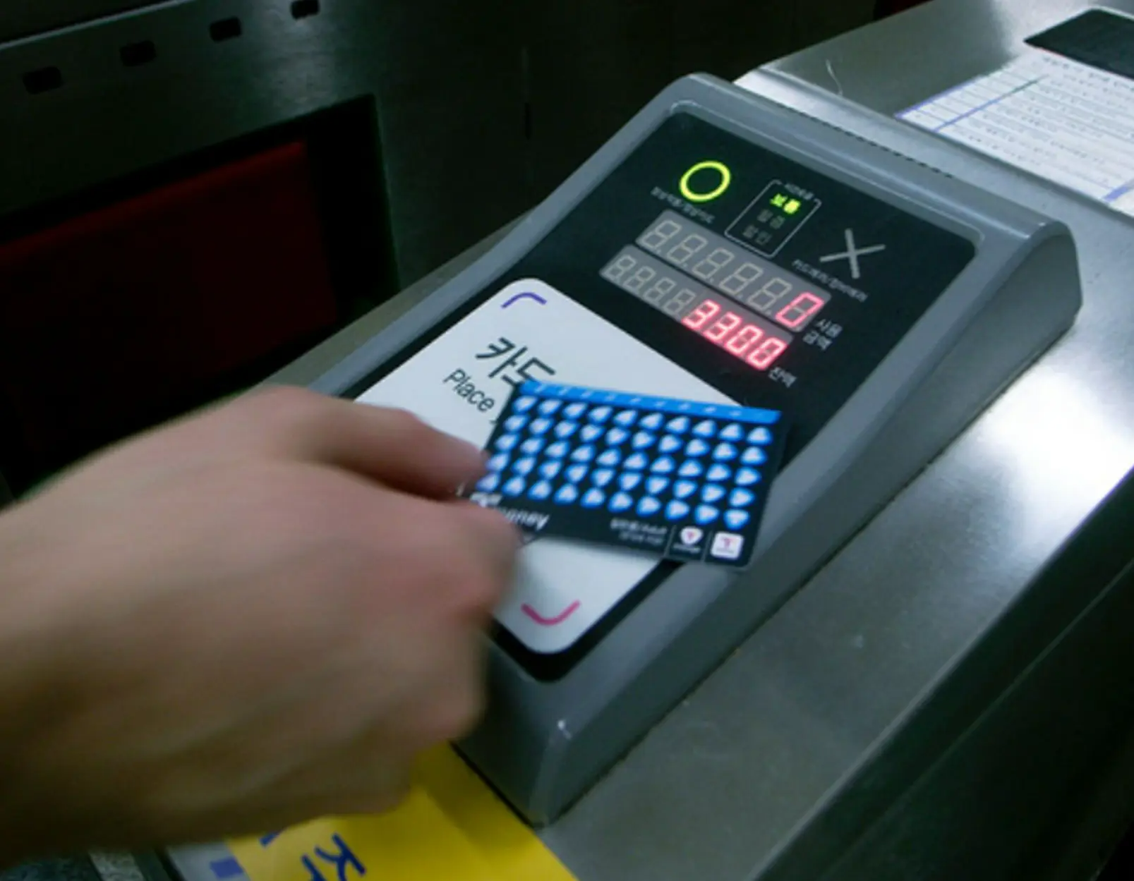 韓国ソウルで地下鉄の改札を通過するカードリーダーの画像