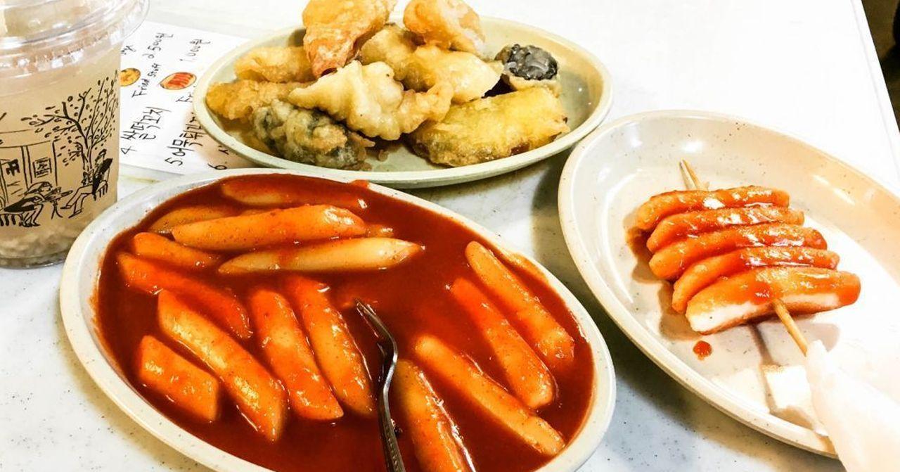 丰年米农产的外观，位于韩国三清洞，人潮汹涌的辣炒年糕店，用现磨米制作辣炒年糕，高品质的韩国辣炒年糕推荐。韩国三清洞丰年米农产辣炒年糕店外观。