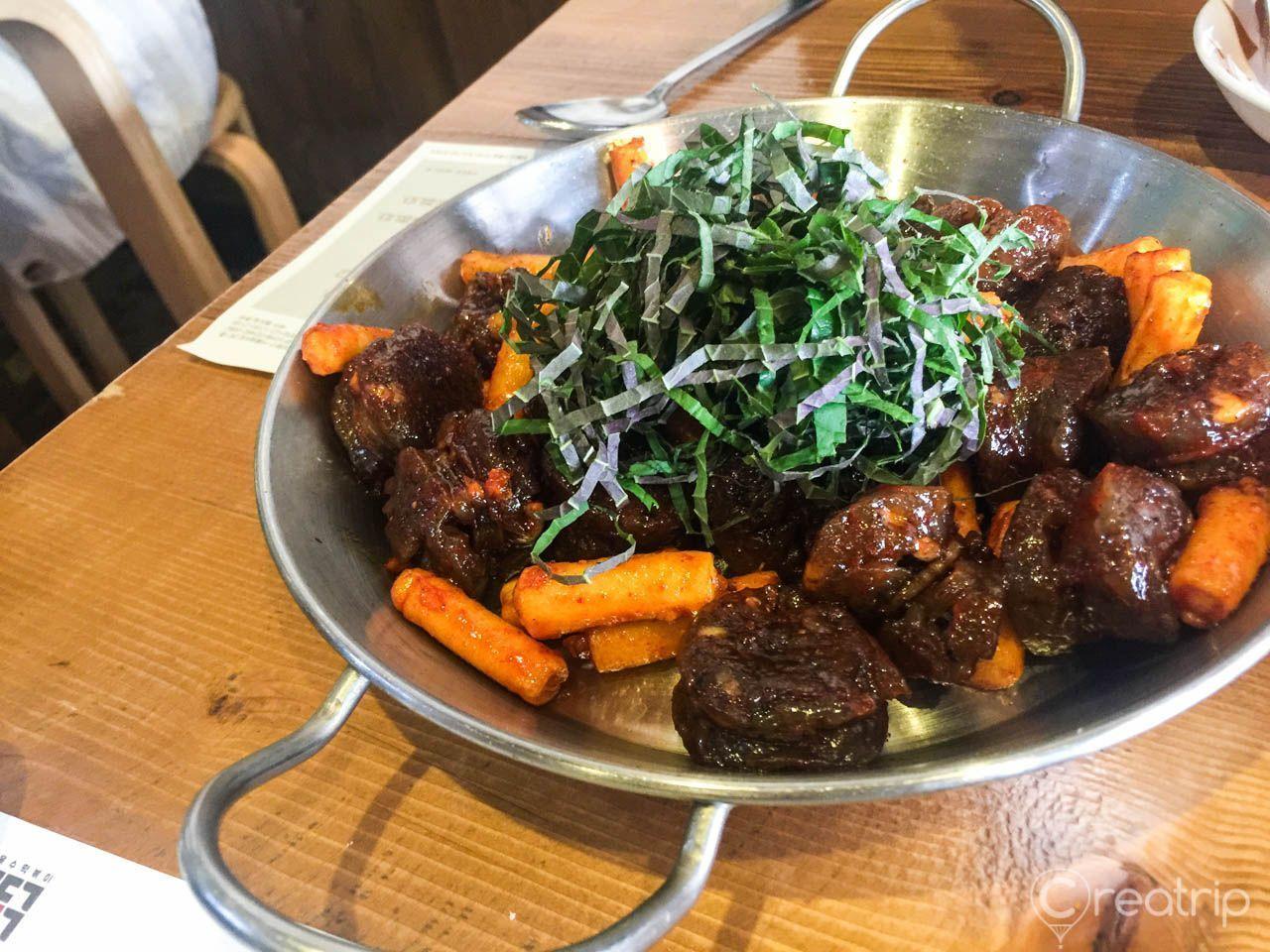 位于韩国圣水洞的 Ttuk Tteok, 创意十足的韩国辣炒年糕，加上各种菜式吸引顾客。Ttuk Tteok에서 맛볼 수 있는 창의적인 떡볶이.