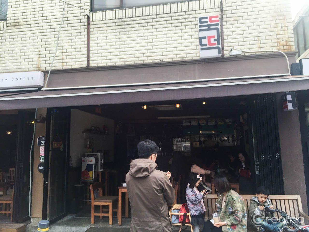 坐落在圣水洞的韩国辣炒年糕店 Ttuk Tteok，天好的时候可以享受户外露台，美食和舒适环境结合的独特韩国小吃。韓国 성수동의 창의적인 떡볶이 보완레스토랑 Ttuk Tteok.