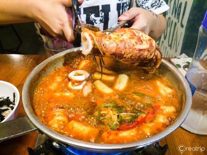 韩国辣炒年糕 '做饭的男人' 店内提供的辣炒年糕，拥有丰富的配料，外观类似咖啡厅，但其实是一家亲民的辣炒年糕店。연남동의 카페 스타일 매운 떡볶이 가게 '밥 해주는 남자'의 맛보기.