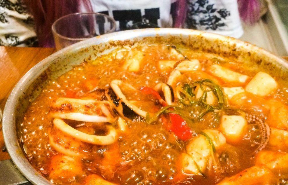 韩国 '做饭的男人'店内用辛辣的年糕酱料制作的炒饭，是吸引顾客反复回访的原因之一。 연남동 '밥해주는 남자'에서 제공하는 매운 떡볶이와 특유의 볶음밥.