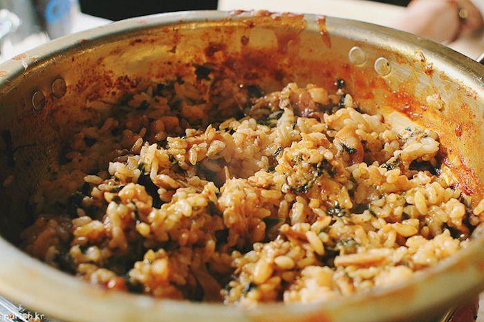 韩国 '做饭的男人'店内制作的韩国特色炒饭，吸引顾客反复回访的美食体验。 매운 떡볶이와 '밥해주는 남자'에서 제공하는 맛있는 볶음밥.