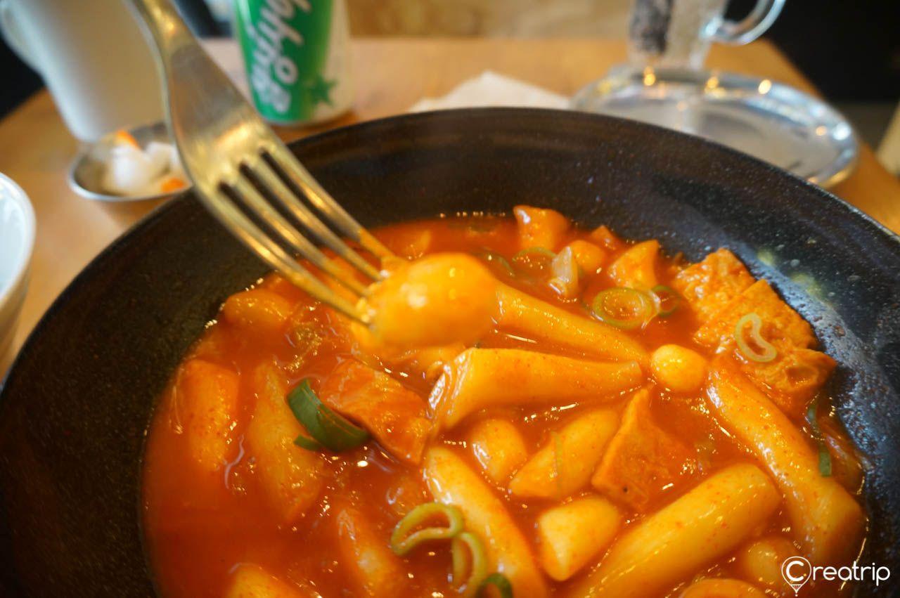 圣水洞'首尔小吃'店内的辣炒年糕，配有独特的年糕串和天妇罗，是无法错过的美味韩国小吃。特别的韩国辣炒年糕串在圣水洞首尔小吃体验。