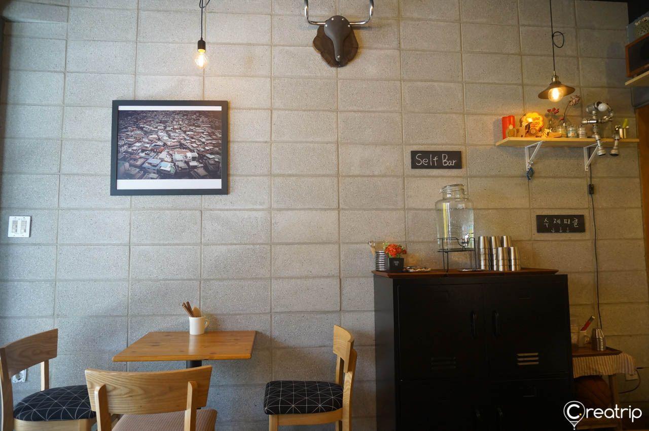 韩国圣水洞首尔小吃出售用鲜美橙红色酱汁烹调的辣炒年糕，是韩国热点小吃体验。韩国圣水洞首尔小吃的美味辣炒年糕。