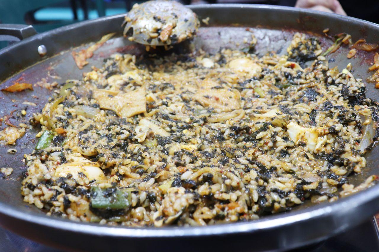 用韩国辣炒年糕酱汁炒饭的美味，一定要在新堂洞马福林韩国辣炒年糕店尝试，高性价比的韩国美食享受。到新堂洞体验美味的辣炒年糕并试试炒饭。