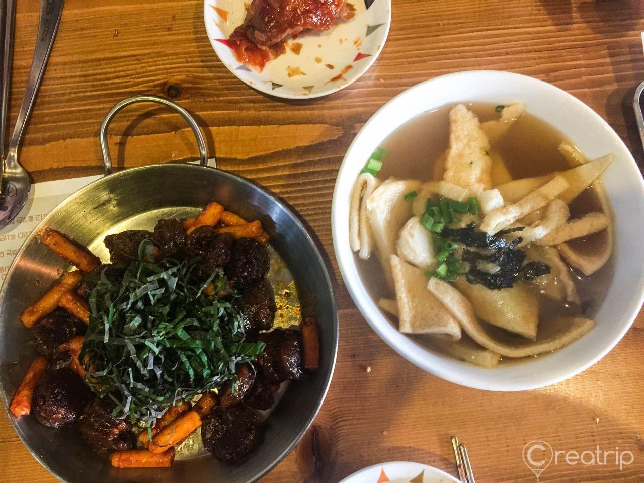 韩国 Ttuk Tteok 店内传统小吃的烹调，搭配独特的新元素，为辣炒年糕带来新的活力。한국 떡볶이와 신선한 재료로 특별한 경험을 제공하는 Ttuk Tteok 레스토랑.