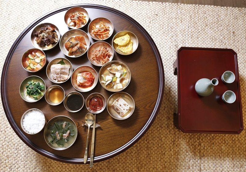 เรียนรู้วัฒนธรรมอาหารในเกาหลีใต้ที่แตกต่างจากประเทศอื่น! เกาหลีใต้ให้น้ำเย็นเท่านั้น? เครื่องเคียงแบบเติมไม่อั้น การดื่มแอลกอฮอล์ต้องหันหน้าออกด้านข้างเท่านั้นหรือ?