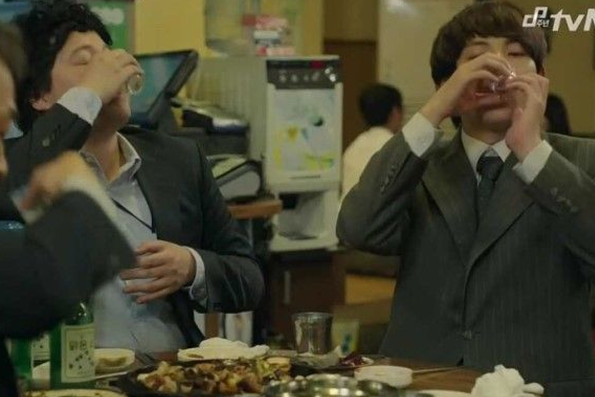 韩国晚辈喝酒时需侧头，避免直接对着长辈，展现社交礼仪的尊重。