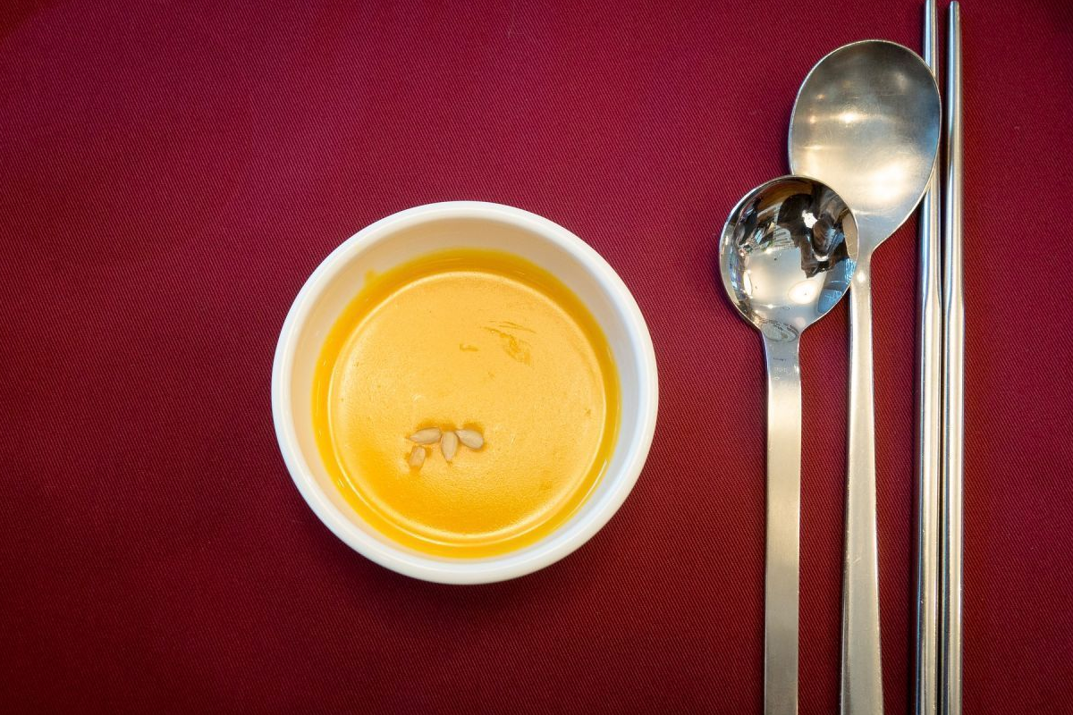 韩国餐具中的扁筷与厚重斯金的独特设计。扁筷子设计让吃饭更方便，避免滚落。