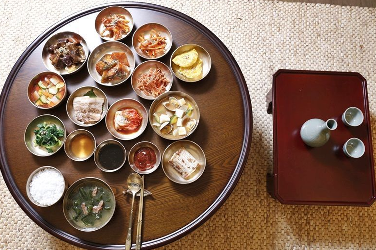 韩国桌餐传统利用分开的厨房和小桌子，便于移动过程中的餐具和食物安全。