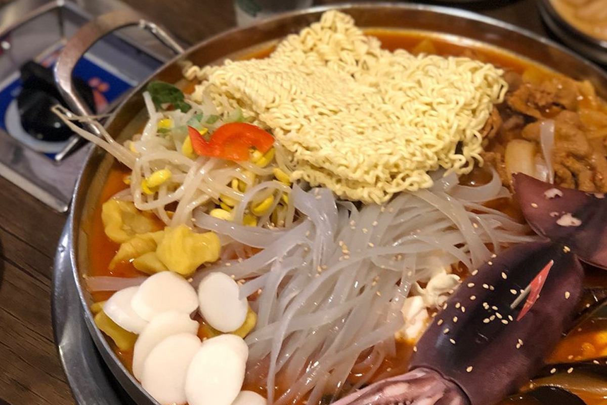 韩国人常见共食文化，大家聚餐时分享汤、찌개、전골等煮锅类食物。