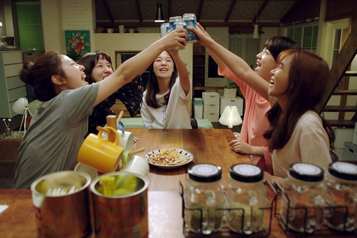 在韩国请务必由他人斟酒，自己不动手倒酒，以避免不礼貌的社交失误。